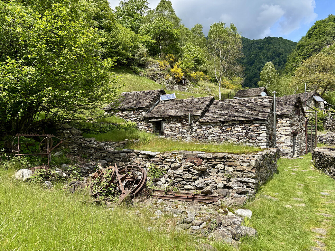 Häuser aus Stein gebaut im Grünen Häuser aus Stein gebaut im Grünen